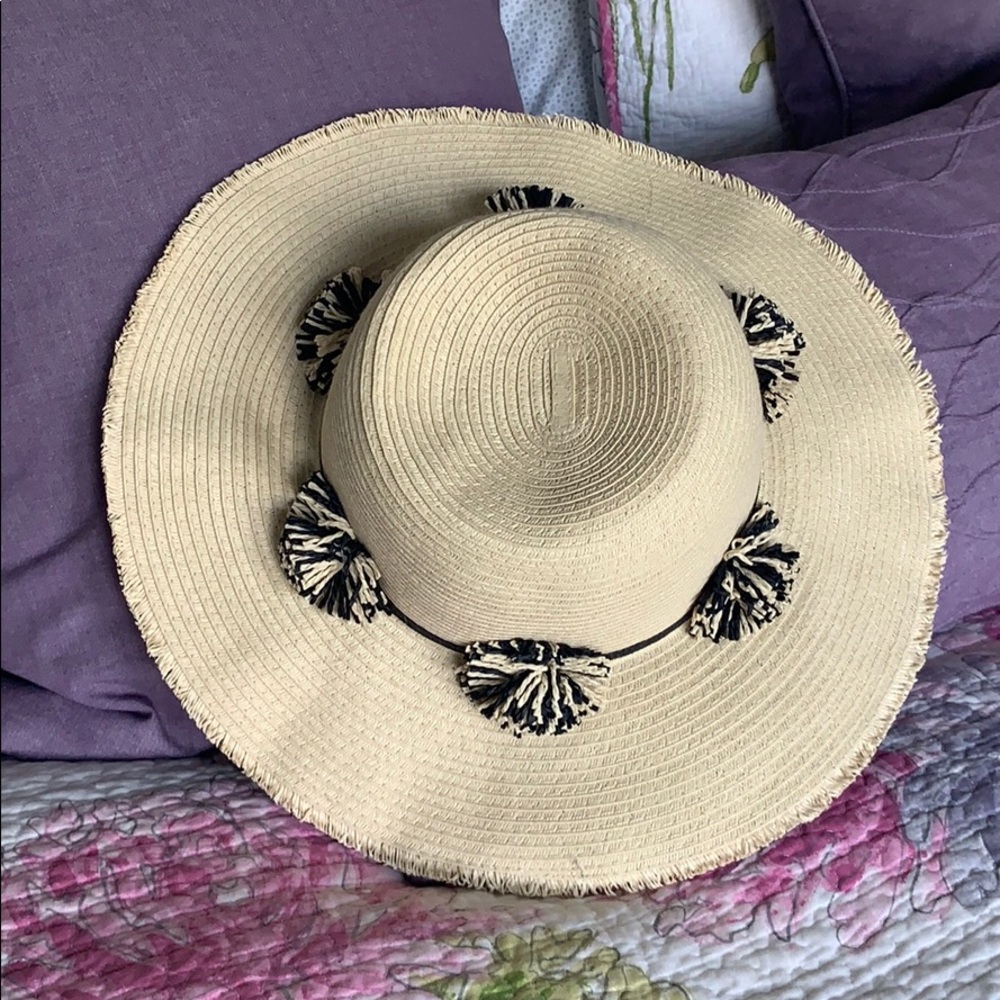 CREAM POM STRAW HAT